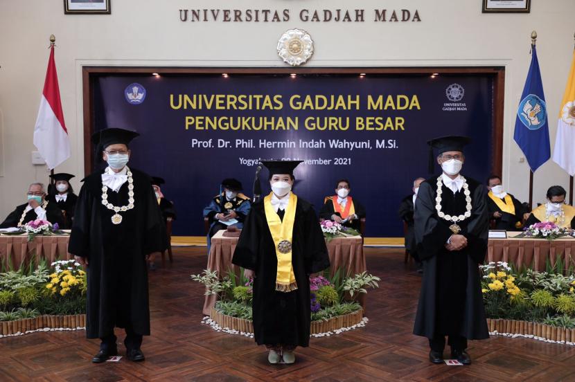 Dosen Ilmu Komunikasi UGM, Prof Hermin Indah Wahyuni (tengah) dikukuhkan sebagai Guru Besar dalam bidang Ilmu Komunikasi, di Balai Senat UGM, Selasa (9/11).
