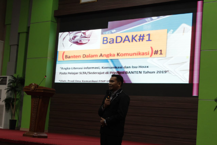 Dosen Ilmu Komunikasi Untirta Darwis Sagita memaparkan hasil riset BaDak#1, Selasa (26/11).