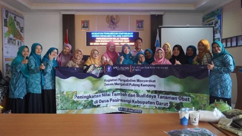 Dosen IPB Mengabdi Pulang Kampung mengajarkan budidaya dan meningkatkan nilai tambah tanaman obat  bagi ibu-ibu di Kecamatan Pasirwangi, Garut, Selasa (14/6).