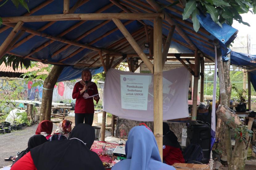 Dosen IPB University dari Departemen Ekonomi Sumberdaya dan Lingkungan (ESL), Dea Amanda  SE MSi melakukan pelatihan pembukuan sederhana bagi para pelaku UMKM di Desa Jabong, Kabupaten Subang, Provinsi Jawa Barat, awal Juli lalu.