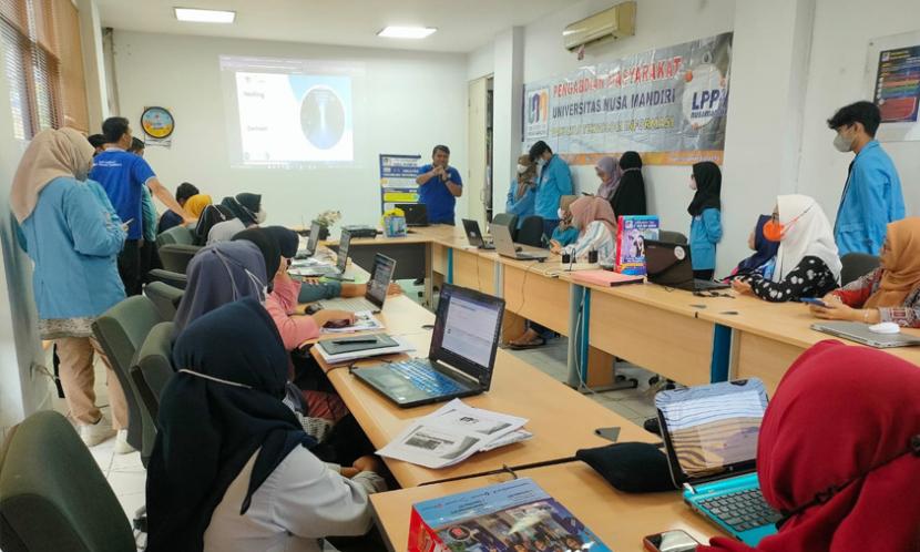 Dosen Kampus Digital Bisnis Universitas Nusa Mandiri memberikan pelatihan penyimpanan data berbasis online, pada Sabtu (1/4/2023) di UNM kampus Damai, Jalan Damai No 8, Warung Jati Barat, Jakarta.
