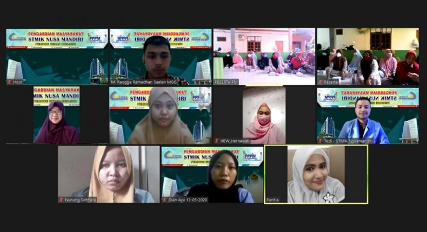 Dosen Kampus STMIK Nusa Mandiri memberikan pelatihan internet sehat kepada  ibu-ibu Majlis Ta’lim Hisadatul Mubtadiin, Tangerang.