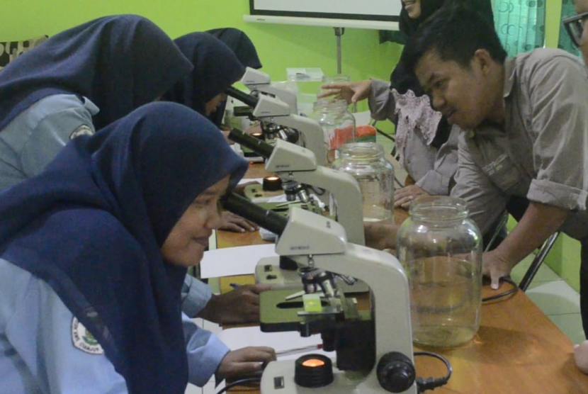 Dosen Mengabdi IPB University mengenalkan mikrobiota perairan kepada para siswa SMK Pertanian Pembangunan Cianjur.