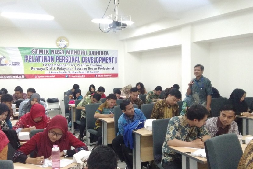 Dosen muda STMIK Nusa Mandiri Jakarta mengikuti pelatihan personal development.