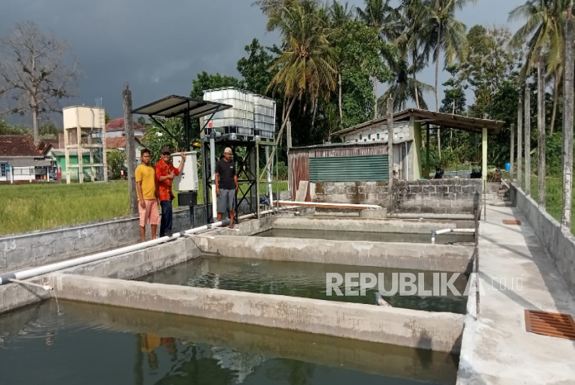 Dosen pengabdi Prasetyono AKPRIND dan mitra menguji PLTS pada mitra Mina Sari Murti Tumut Sumbersari Muyudan Sleman.