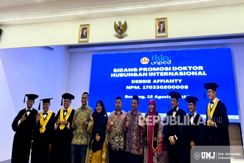 Dosen Prodi FISIP UMJ, Debbie Affianty meraih gelar doktor di Universitas Padjadjaran.