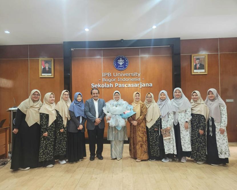 Dosen Prodi Sarjana Gizi FKK UMJ Rosyanne Kushargina (Tengah), didampingi Rektor UMJ Prof. Dr. Ma’mun Murod, M.Si., Dekan FKK UMJ Dr. dr. Tri Ariguntar Wikaningtyas, Sp.PD., Kaprodi Sarjana Gizi Dr. Sugiatmi, SP., MKM., dan dosen FKK UMJ usai Sidang Promosi Doktor di Sekolah Pascasarjana Institut Pertanian Bogor (IPB), Rabu (12/06/2024).