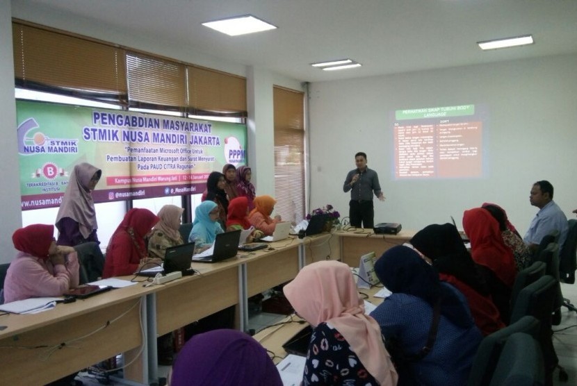 Dosen Prodi Sistem Informasi STMIK Nusa Mandiri Jakarta memberikan pelatihan kepada guru PAUD Citra, Kelurahan Ragunan, Jakarta Selatan.   