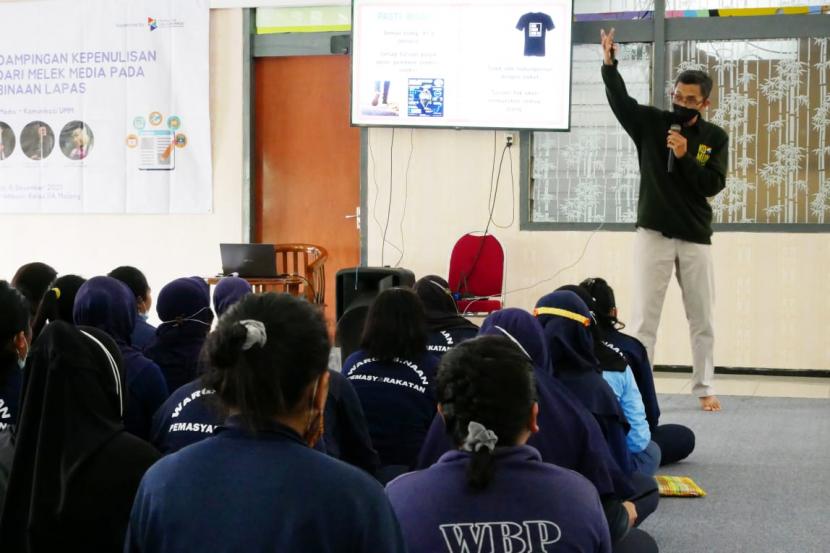 Dosen Program Studi Ilmu Komunikasi Universitas Muhammadiyah Malang , Nurudin memberi pelatihan menulis kepada para penghuni Lapas Perempuan IIA Malang, Senin (6/12). 