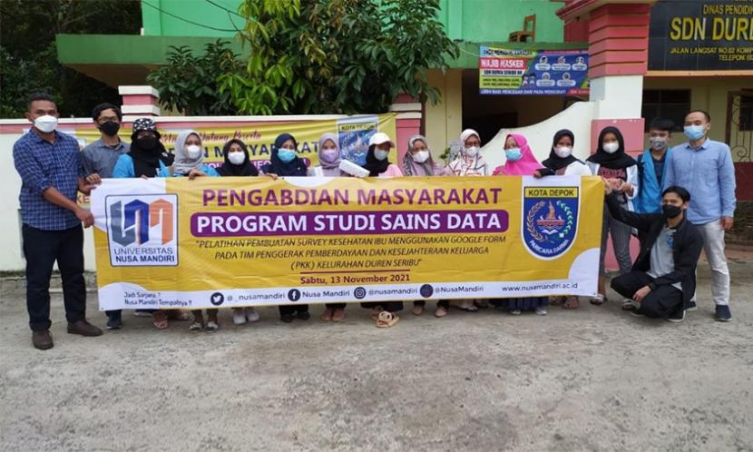 Dosen Program Studi (Prodi) Sains Data Universitas Nusa Mandiri (UNM) memberikan pelatihan pembuatan survei, kepada PKK Duren Seribu, Depok, Sabtu (13/11).