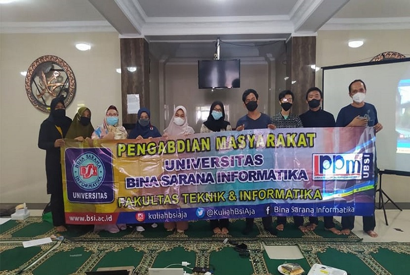 Dosen Program Studi (prodi) Sistem Informasi (SI), Fakultas Teknologi Informasi (FTI), Universitas BSI (Bina Sarana Informatika) berikan pemahaman pembuatan video di Masjid As-Salam Joglo, Jakarta Barat.