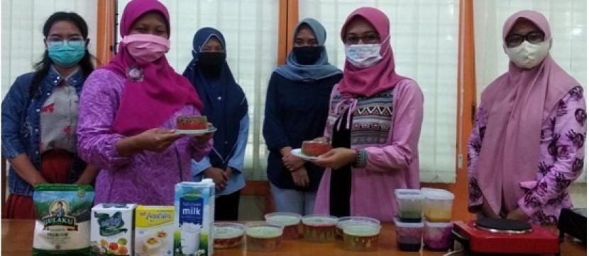 Dosen Program Studi (Prodi) Teknik Kimia Universitas Sebelas Maret (UNS) Solo yang tergabung dalam Group Riset Sumber Daya Hayati, memberikan pelatihan ekstraksi zat warna alami dan aplikasinya dalam puding hias kepada Kelompok Ibu-Ibu PKK RW 4 Karangasem, Gumpang, Kartasura, Kabupaten Sukoharjo, Jawa Tengah. 