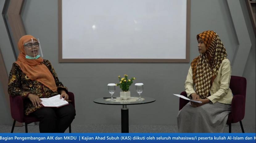 Dosen psikologi Universitas Muhammadiyah Malang (UMM), Diah Karmiyati (kiri).