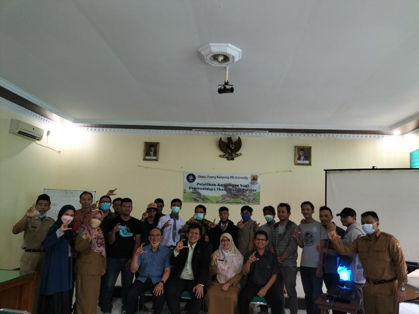 Dosen Pulang Kampung (Dospulkam)  dari Departemen ESL FEM IPB Univeristy mengenalkan cara membuat aquascape di Cirebon, Selasa (16/8/2022).