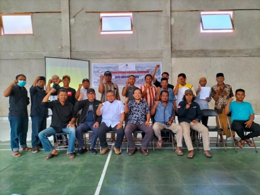 Dosen Pulang Kampung (Dospulkam) IPB University memantu nelayan Lombok Timur, NTB,  memerkaya stok cumi-cumi dengan atraktor, 23-28 Juli 2022.