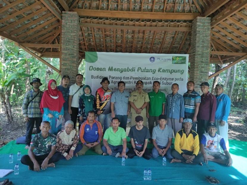 Dosen Pulang Kampung (Dospulkam) IPB University memberikan pelatihan budidaya porang di Desa Sugihwaras, Magetan, pertengahan Juni lalu.