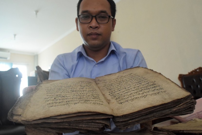 Dosen Sastra dan Budaya Universitas Hasyim Asyari (Unhasy) Agus Sulton menunjukkan manuskrip Alquran yang ditemukan, di Ponpes Tebuireng, Jombang, Jawa Timur (Ilustrasi)