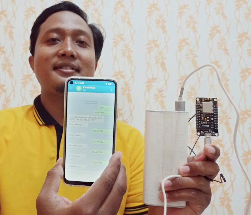 Dosen STMIK  Nusa Mandiri Ipin Sugiyarto mengembangkan alat smart home system.