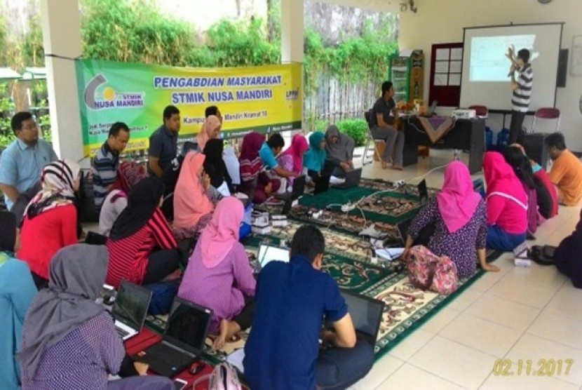 Dosen STMIK Nusa Mandiri Jakarta memberikan pelatihan kepada pengurus RPTRA Manunggal Juang.   