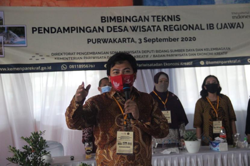 Dosen STMIK Nusa Mandiri  memberikan  bimbingan teknis desa Wisata di Desa Cihanjawar, Purwakarta.
