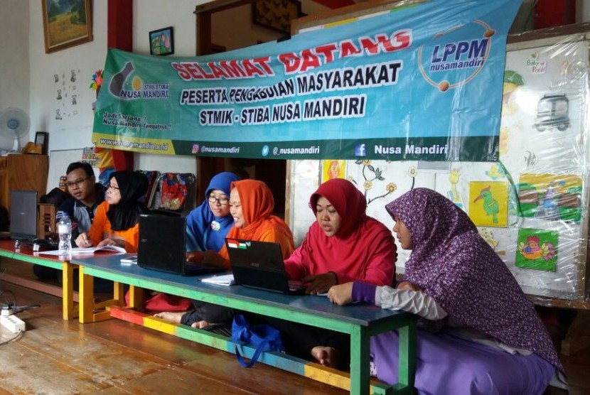 Dosen STMIK Nusa Mandiri memberikan pelatihan komputer bagi guru PAUD Citra, Kelurahan Ragunan.   