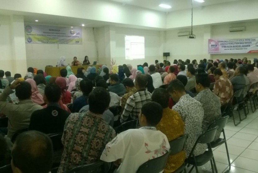 Dosen STMIK Nusa Mandiri mendengarkan penjelasan tentang kewajiban dosen melakukan penelitian.
