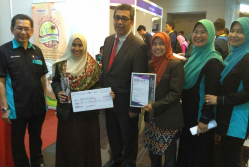 Dosen Teknik Informatika UMM Lailatul Husniah MT (dua dari kiri) yang menjadi salah satu dari tiga delegasi Sentra HKI UMM menerima medali pada gelaran Invention, Innovation & Design Exposition (IIDEX) 2017 di Malaysia.