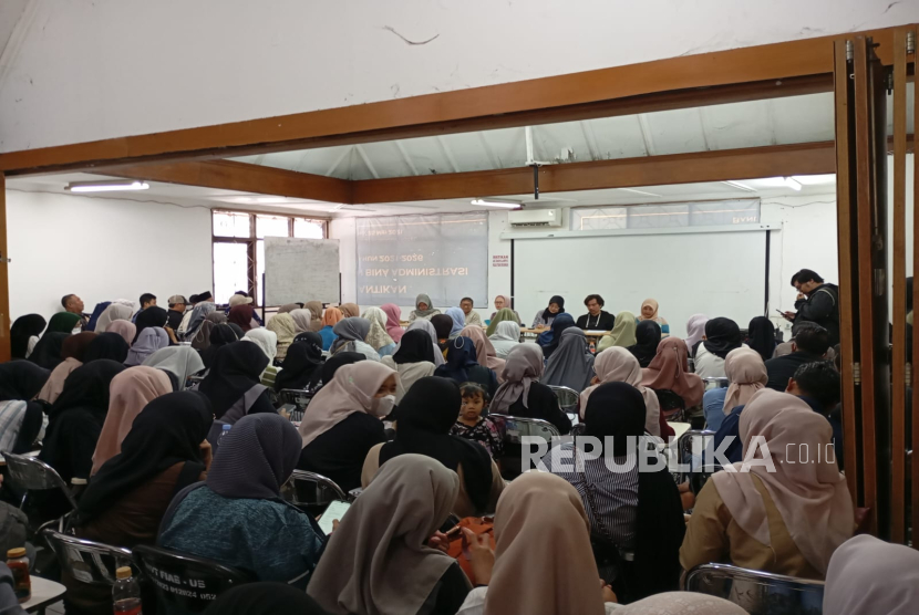 Dosen, tenaga pendidikan, mahasiswa dan orang tua mahasiswa melakukan audiensi dengan rektorat Universitas Bandung, Senin (6/1/2025) di Jalan Muararajeung, Kota Bandung. Para dosen dan tenaga pendidikan sudah 7 bulan belum digaji diduga akibat peristiwa yang PIP yang dikorupsi rektor Universitas Bandung. 