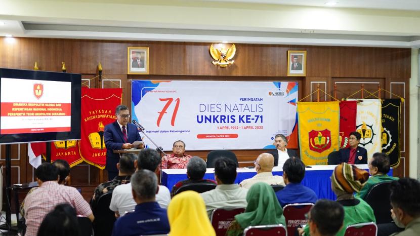 Dosen tetap Universitas Pertahanan yang juga seorang politikus PDIP Hasto Kristiyanto menyampaikan orasi ilmiah dalam rangka Dies Natalis ke-71 Universitas Krisnadwipayana (Unkris) di Kampus Unkris pada Senin (3/4/2023).