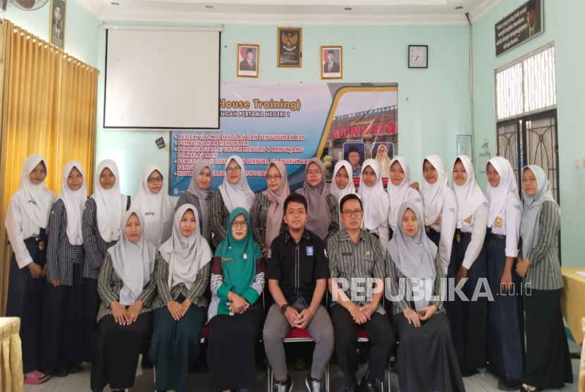 Dosen UBSI memberikan pelatihan bagi guru SMPN 1 Purwojati mengenai pemanfaatan AI untuk membantu proses penulisan artikel. 