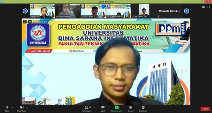 Dosen UBSI memberikan pelatihan pemanfaatan Google Meet untuk pembelaran daring kepada warga Pela Mampang, Jakarta Selatan.
