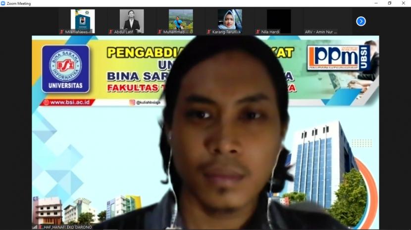 Dosen UBSI mengadakan pelatihan pembuatan game android yang diikuti anggota karang taruna di Kelurahan Ragunan, Jakarta.