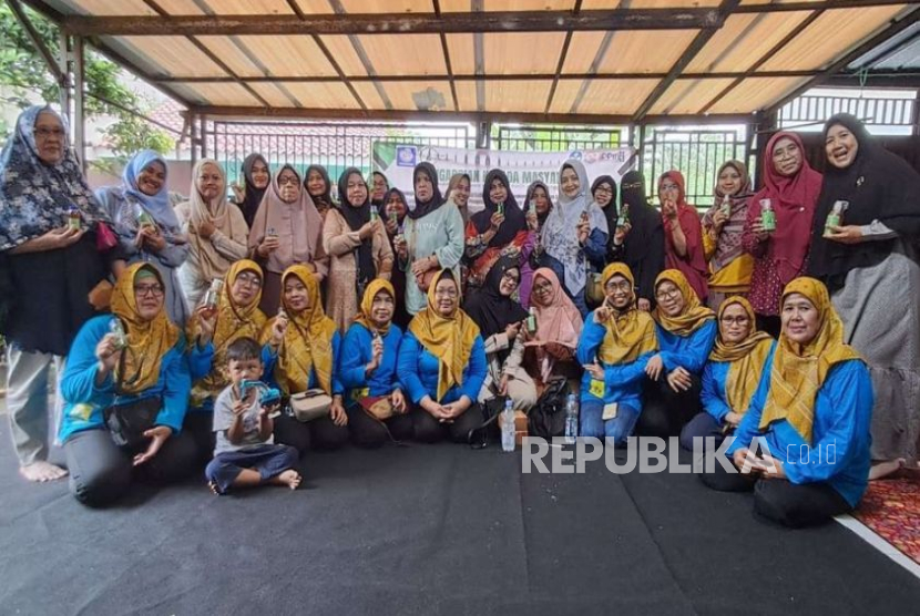 Dosen UBSI menggelar pelatihan pembuatan sabun ramah lingkungan dari limbah rumah tangga dan pendampingan budidaya maggot di Bojonggede, Bogor, Sabtu (8/11/2025).