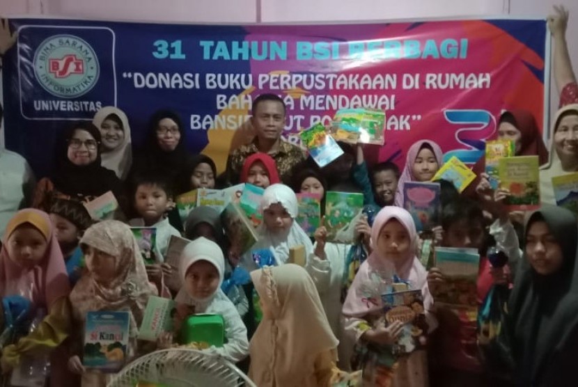 Dosen UBSI Pontianak  bersama anak-anak Rumah Bahagia Kampung Mendawai.