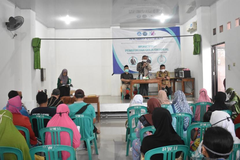 Dosen Uhamka melaksanakan pengabdian masyarakat dengan memberikan edukasi mengenai pemanfaatan limbah sisik ikan sebagai gelatin halal menjadi kembang gula jelly, di Kelurahan Margahayu, Bekasi Timur. 
