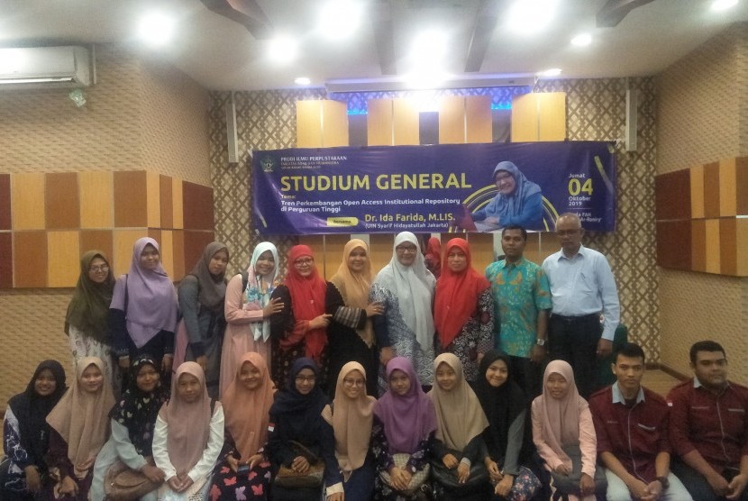 Dosen UIN Jakarta, Dr Ida Farida MLIS mengisi kuliah umum untuk mahasiswa dan dosen Prodi Ilmu Perpustakaan UIN Ar-Raniry, Banda Aceh.
