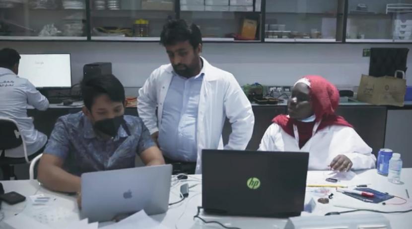 Dosen UMB Heru Suwoyo (kiri) bersama timnya saat mengikuti Challenge and Innovation Forum (CIF) di Qatar.