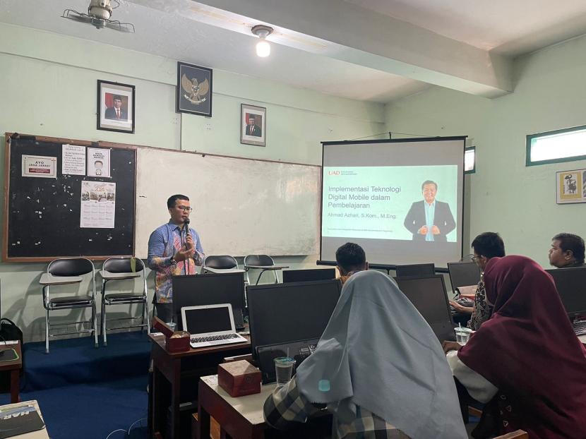 Dosen Universitas Ahmad Dahlan, Ahmad Azhari, memberikan paparan saat kegiatan pengabdian masyarakat di SMA Muhammadiyah 6 Yogyakarta, Kamis (27/6/2024).