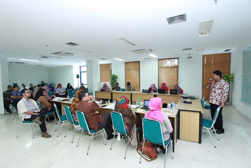 Dosen Universitas Al-Azhar Indonesia mendapat pelatihan pengajuan proposal Penelitian dan Pengabdian Masyarakat DRPM Kemenristekdikti tahun usulan 2017 