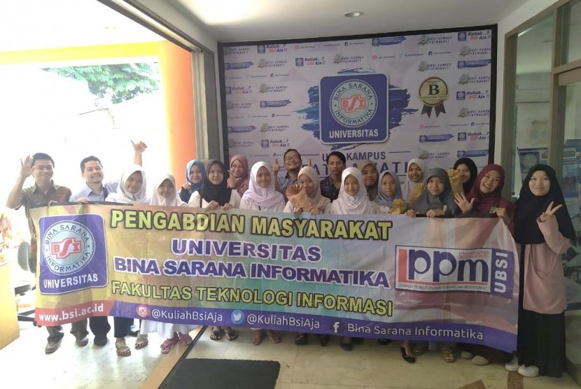 Dosen Universitas Bina Sarana Informatika (UBSI) Kampus Fatmawati Fakultas Teknologi Informasi (FTI) Program Studi (Prodi) Sistem Informasi Akuntansi (SIA) berfoto bersama peserta kegiatan pengabdian masyarakat yang mengangkat tema 