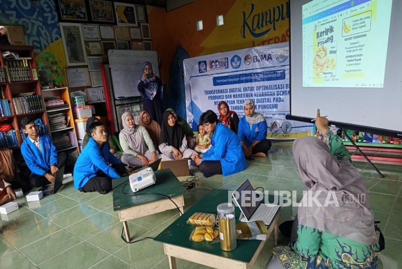 Dosen Universitas Bina Sarana Informatika (UBSI) Kampus Kota Pontianak membantu UMKM Tambol mendapatkan pelatihan dan pendampingan dalam manajemen usaha, desain kemasan, pencatatan keuangan, hingga strategi pemasaran digital. 