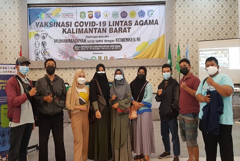 Dosen Universitas BSI Kampus Kota Pontianak, Staff Administrasi hingga Karyawan mengikuti vaksinasi massal COVID-19 bagi tokoh lintas agama di Aula Universitas Muhammadiyah Pontianak, Kalimantan Barat,  yang berlangsung pada 15 sampai dengan 17 Juli 2021, lalu.