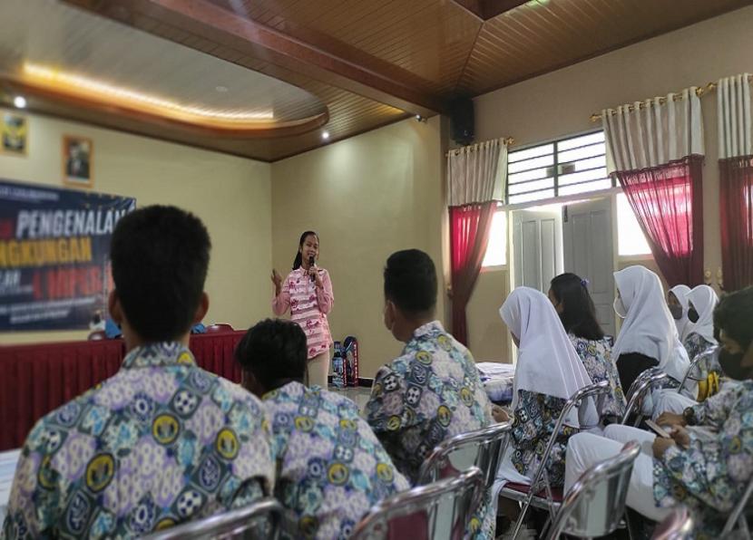 Dosen Universitas BSI kampus Yogyakarta, Angela Bayu Pratama Sari, berbagi motivasi di SMAN 1 Kalibawang.