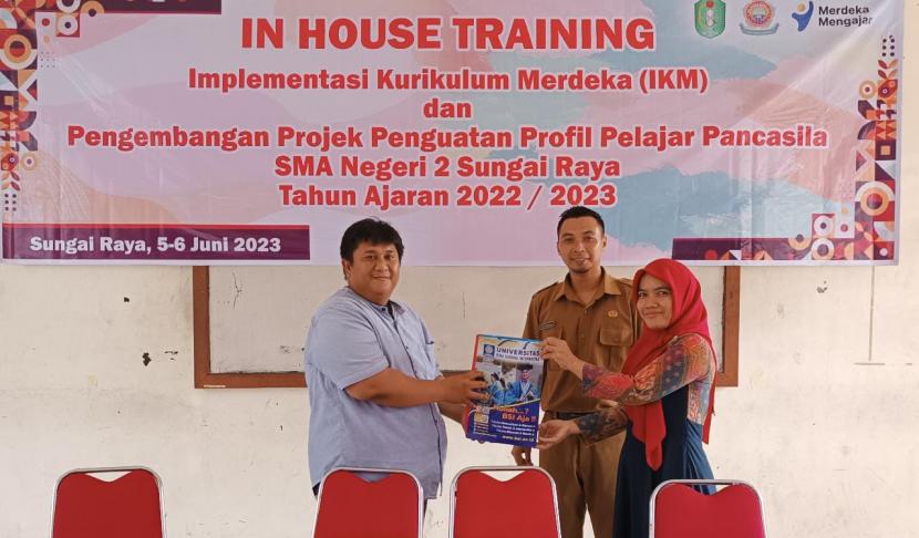 Dosen Universitas BSI Pontianak saat menjadi narasumber In House Training di SMAN 2 Sungai Raya.