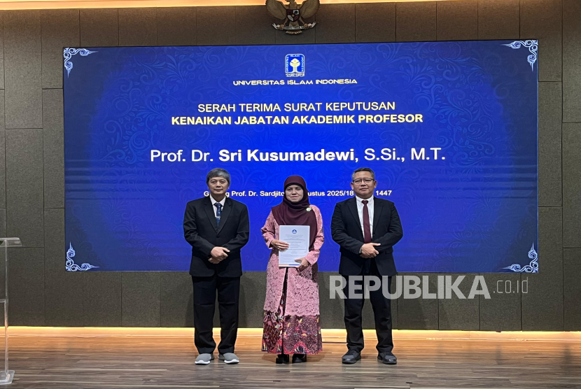 Dosen Universitas Fakultas Teknologi Industri (FTI) Universita Islam Indonesia (UII), Sri Kusumadewi (tengah) memperoleh jabatan akademik profesor di bidang Sistem Pendukung Keputusan Klinis di Gedung Kuliah Umum Prof. Sardjito, Kampus Terpadu UII, Selasa (12/8/2025).