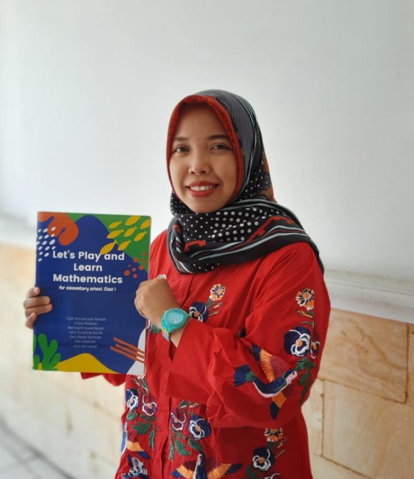 Dosen Universitas Muhammadiyah Malang (UMM), Dyah Worowirastri Ekowati menggagas penyusunan buku pendamping untuk matematika kelas 1 SD dengan memuat kearifan lokal dan disajikan dalam lima bahasa.