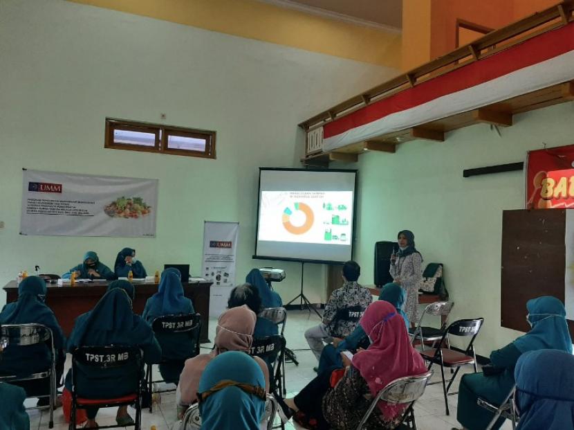 Dosen Universitas Muhammadiyah Malang (UMM) melangsungkan pelatihan dengan tema Gerakan Produktif Pemanfaatan Sampah Rumah Tangga Melalui Eco-Enzym  di Desa Mulyoagung, Dau, Kabupaten Malang. 