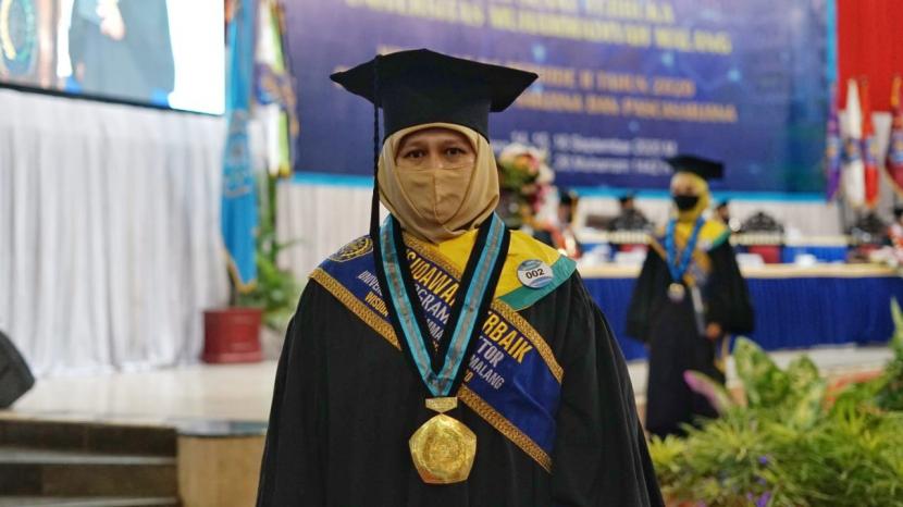 Dosen Universitas Muhammadiyah Sumatera Utara (UMSU), Rizka Harfiani, dalam gelaran wisuda luring Periode II Tahun 2020 Universitas Muhammadiyah Malang (UMM) dikukuhkan sebagai wisudawati terbaik jenjang Doktor (S3).