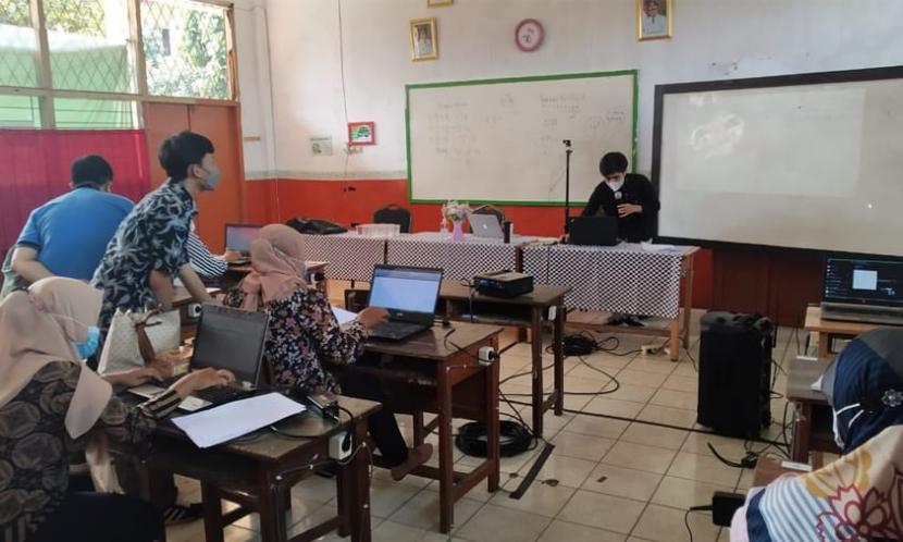 Dosen Universitas Nusa Mandiri (UNM)  memberikan  pelatihan pengolahan data kepada pengurus dan anggota Pembinaan Kesejahteraan Keluarga (PKK), Kelurahan Duren Seribu, Kecamatan Bojong Sari, Depok, Ahad (7/11).