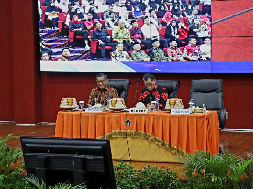 Dosen Universitas Pertahanan (Unhan) RI, Hasto Kristiyanto danRektor Universitas Negeri Makassar, Prof. Dr. Ir. H. Husain Syam. 